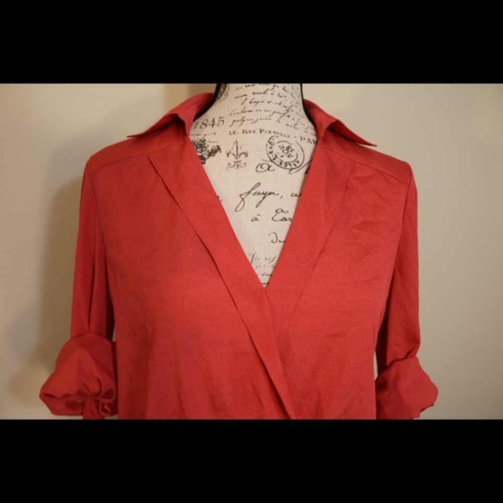 Gianni Bini roll up v-neck pink button up blouse - Picture 2 of 5